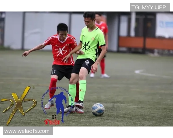 足球球星如何通过踢垃圾桶训练提升技巧？背后趣味与效果揭秘